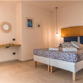 2 bedroom villa with infinity pool, near Alcamo, sleeps 4-5